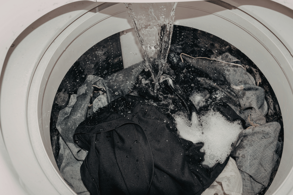 Pare de Lavar Roupas no Lodo: O Método Definitivo com Vinagre e Bicarbonato