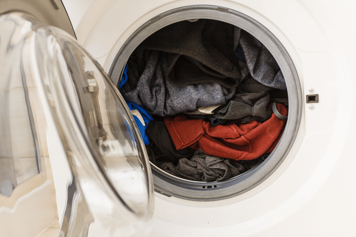 Como lavar roupas escuras sem desbotar